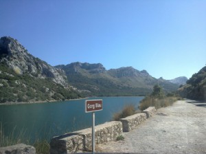 Der Stausee „Gorg Blau“ im Mai 2013 (Mallorca)