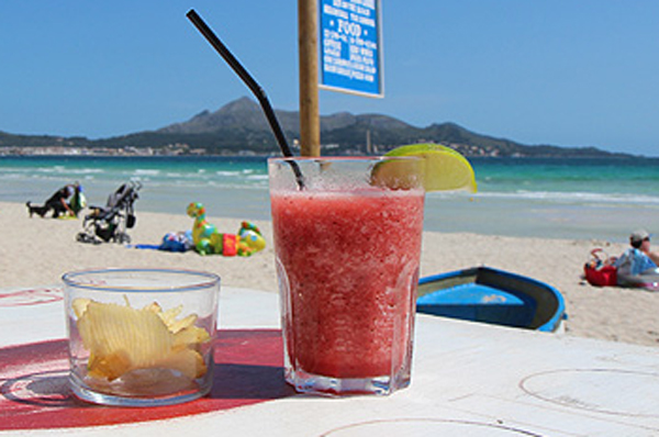 Cocktail am Mallorca-Strand