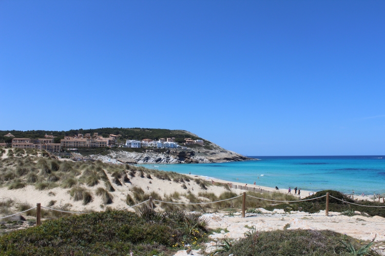 Strand hinter einer Düne in Cala Mesquida