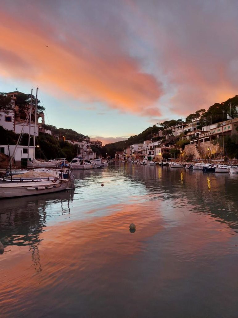 Hafen von Cala Figuera im Sonnenuntergang