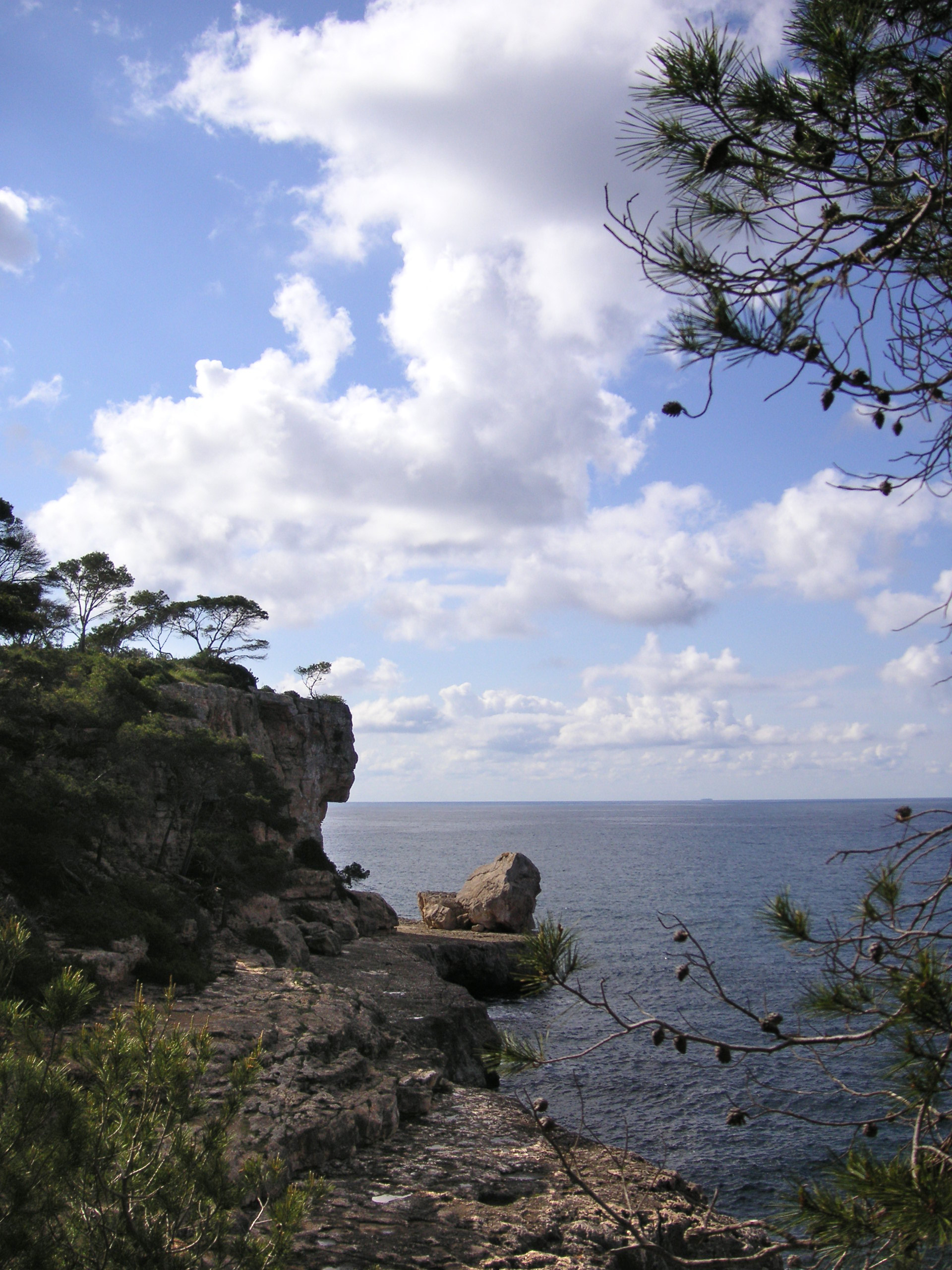 Realistisches Foto einer Bucht auf Mallorca mit türkisblauem Meer und Felsküste
